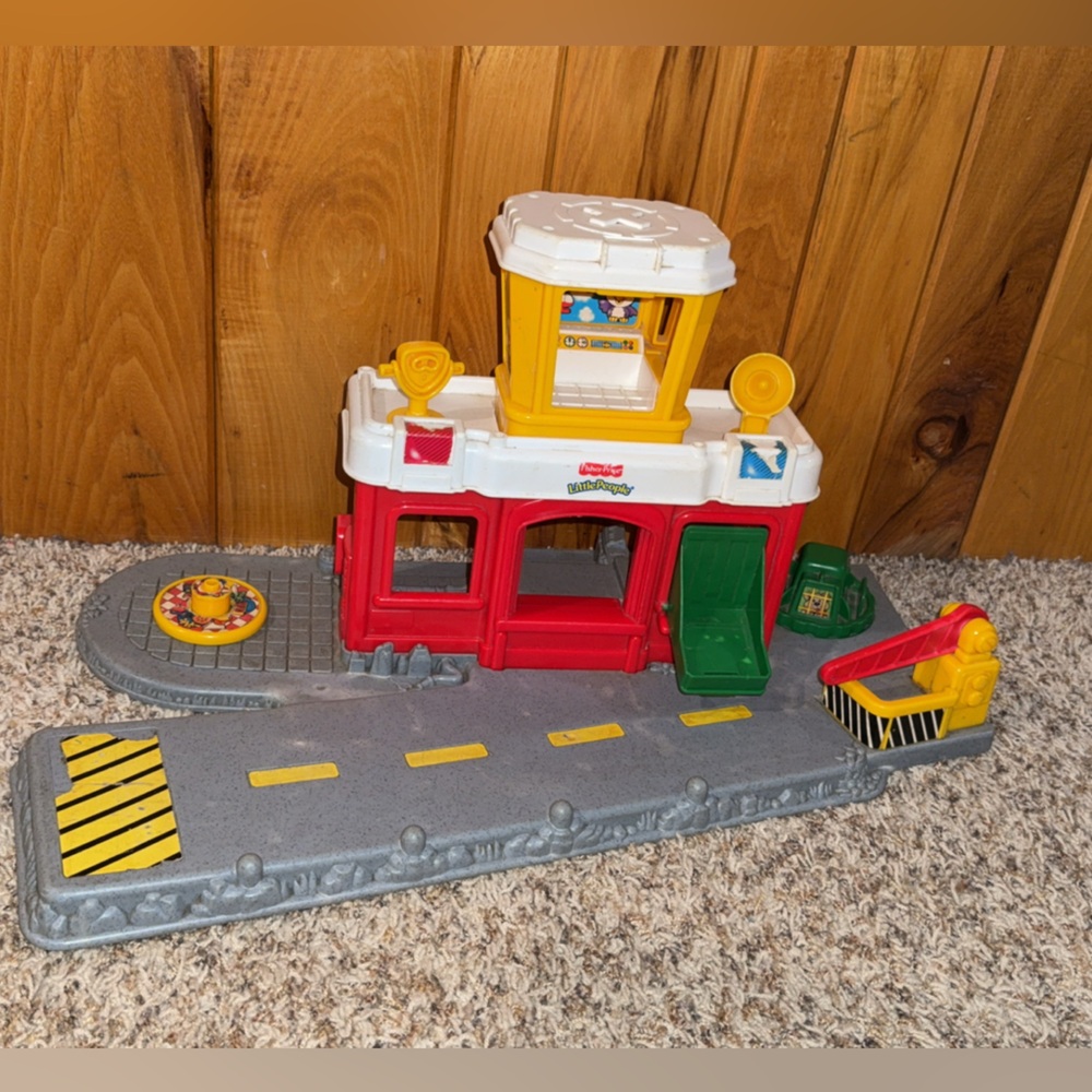 Vintage 2001 Fisher-Price Little People Discovery Airport